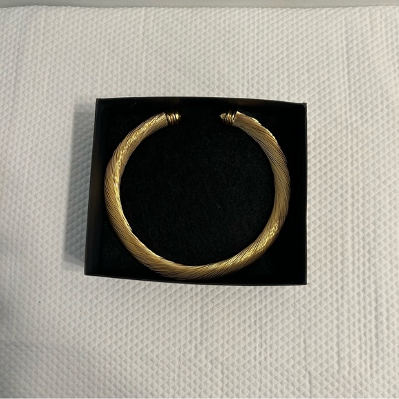 Vintage style gold tone wire cuff choker necklace. - Picture 5 of 5